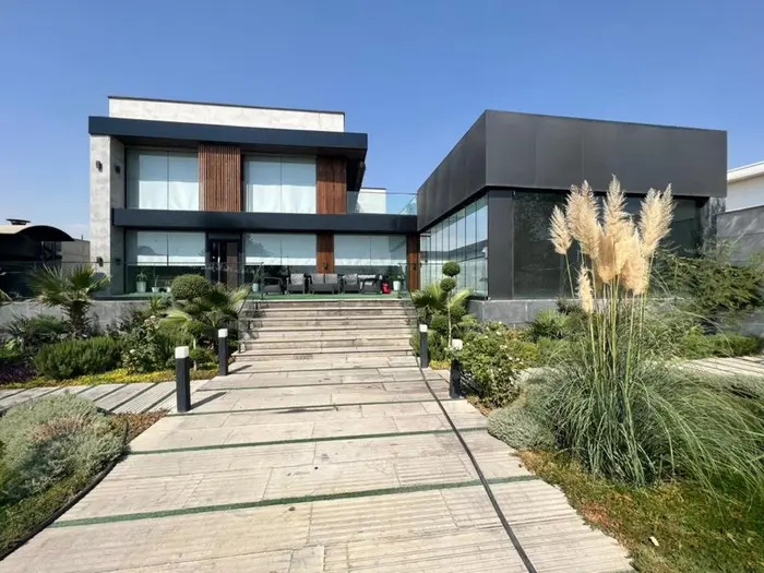 ویلا چهارخوابه استخردار تریبلکس عمارت مدرنا