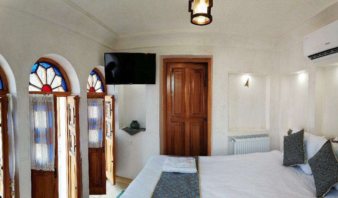 اقامتگاه سنتی سرای صباغیان - واحد محیا سه دری