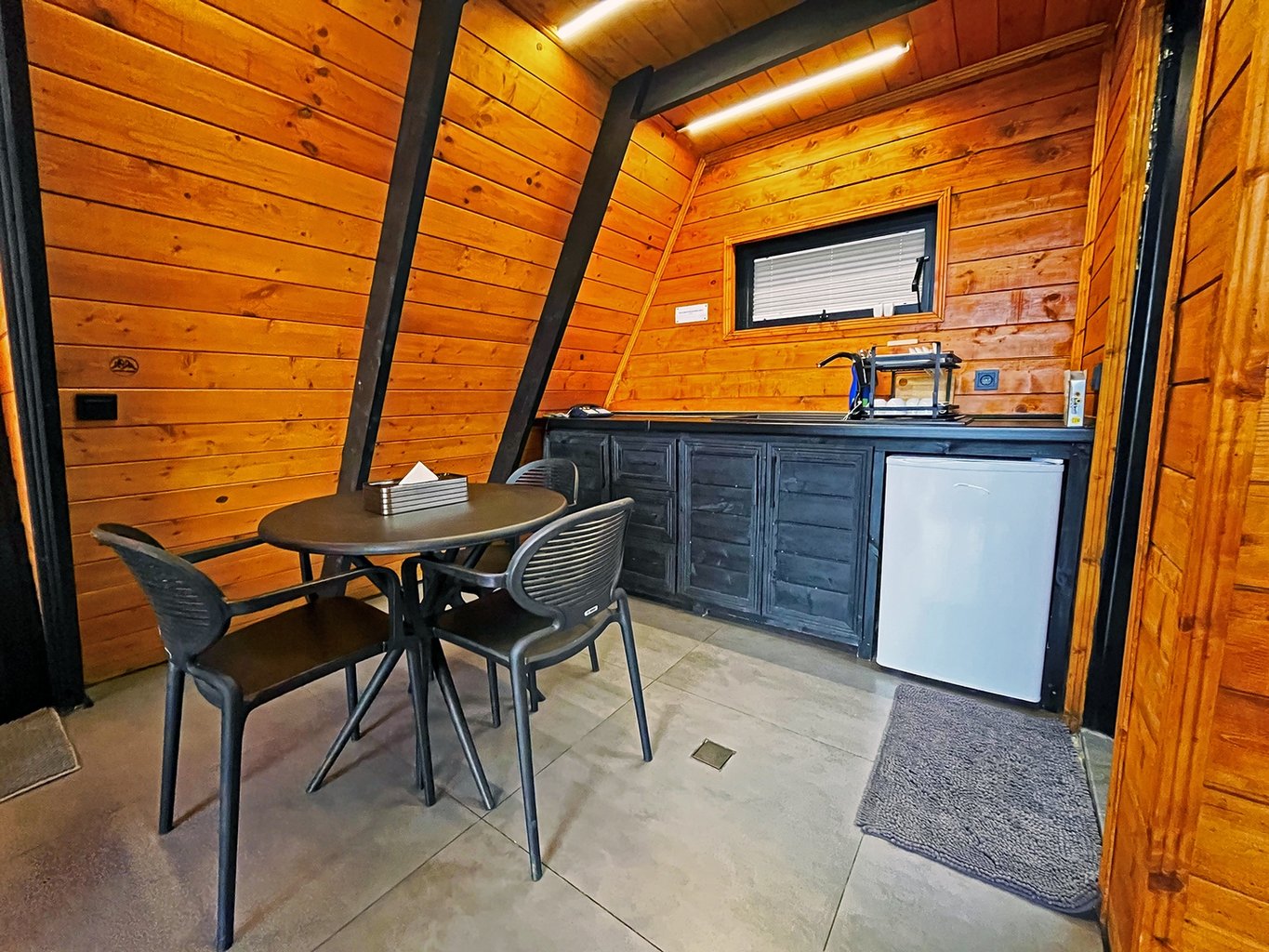 یک خوابه سوئیسی اوپه واحد جکوزی دار میانا