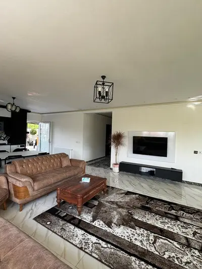 ویلا پنج خوابه استخردار آبگرم فلورنس