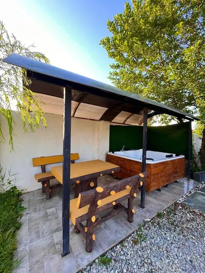 کلبه دوخوابه چوبی جکوزی دار آرنا