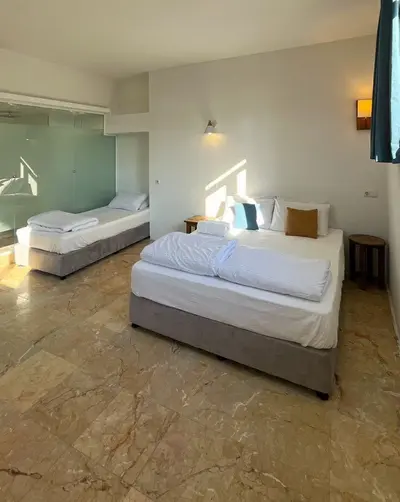 هاستل رگ‌ راگ - واحد سه تخته