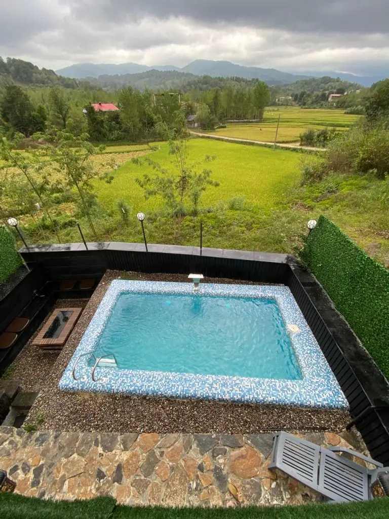 کلبه یک خوابه سوئیسی استخردار آبگرم سوما