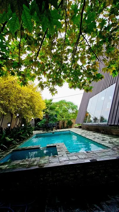 کلبه دوخوابه سوئیسی استخردار آبگرم سنجد