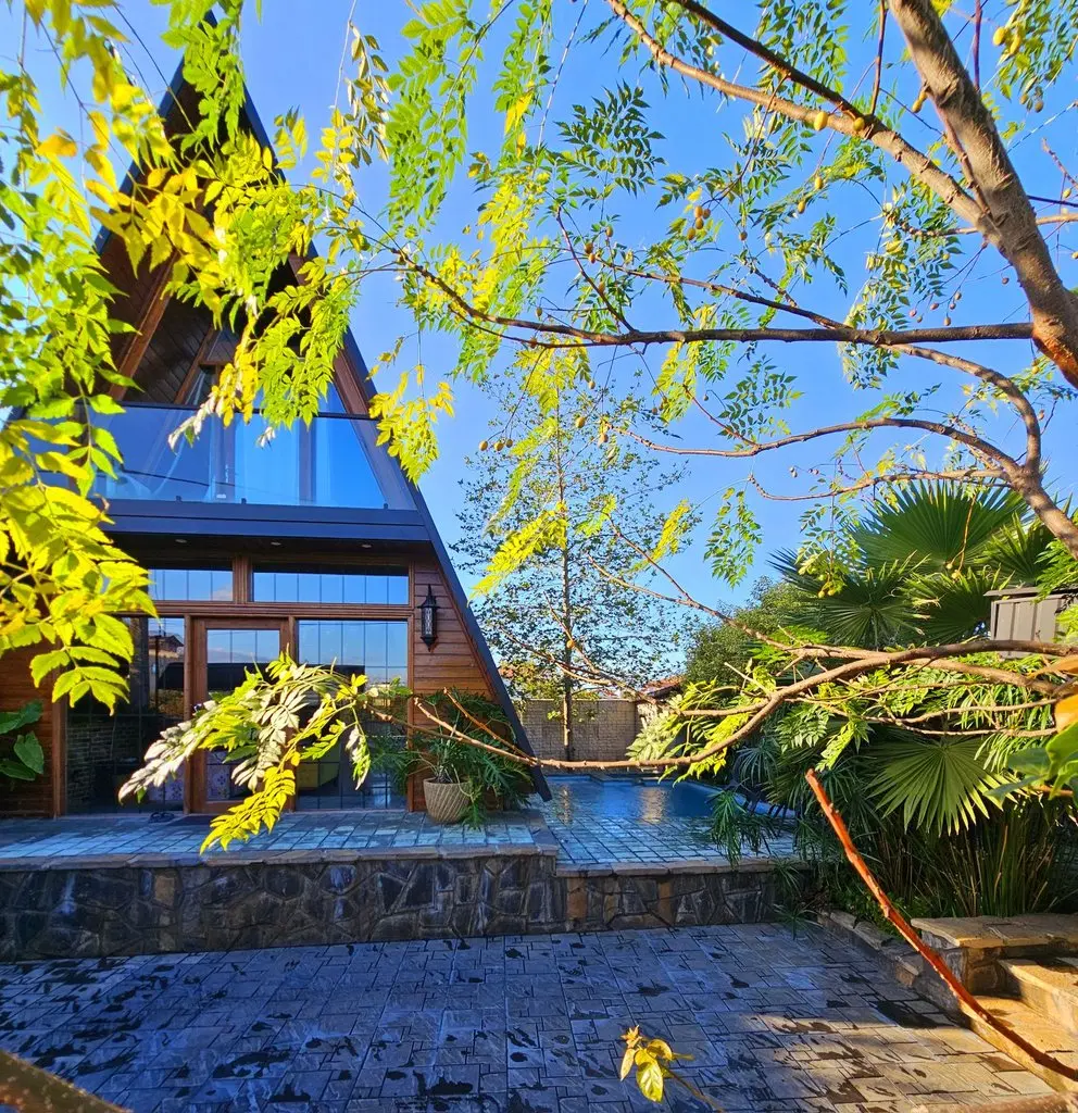 کلبه دوخوابه سوئیسی استخردار آبگرم سنجد - نمای ساختمان