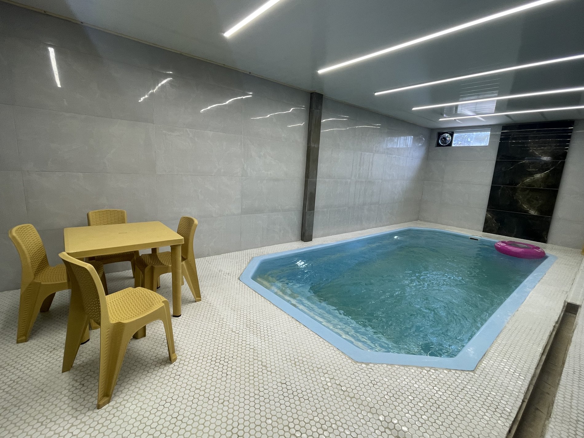 ویلا دوخوابه ساحلی استخردار آبگرم دریا