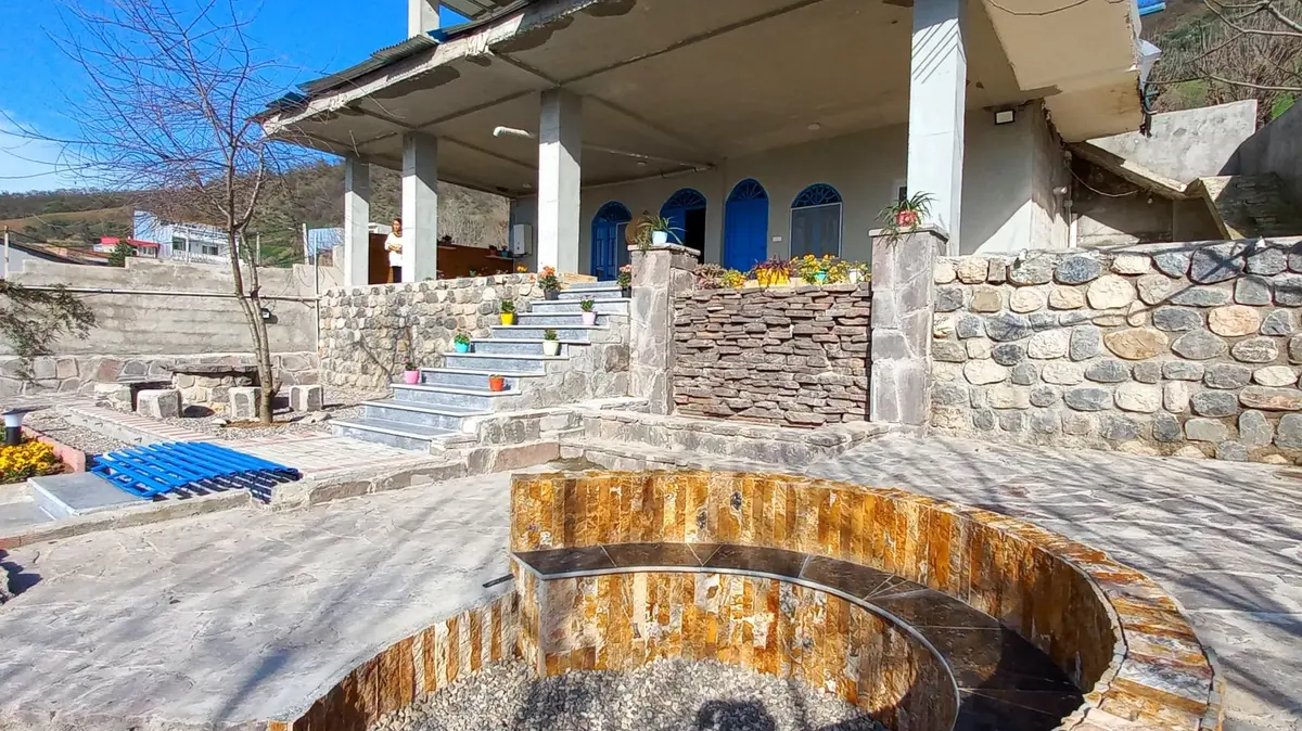 کلبه یک خوابه عمو یحیی - نمای آتشکده و آبنما