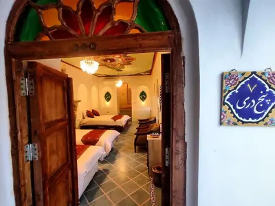 بومگردی عمارت سران - واحد پنج دری