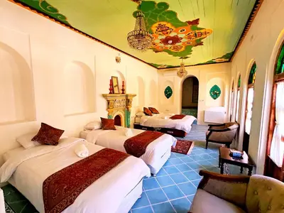 بومگردی عمارت سران - واحد پنج دری