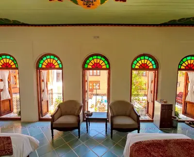 بومگردی عمارت سران - واحد پنج دری