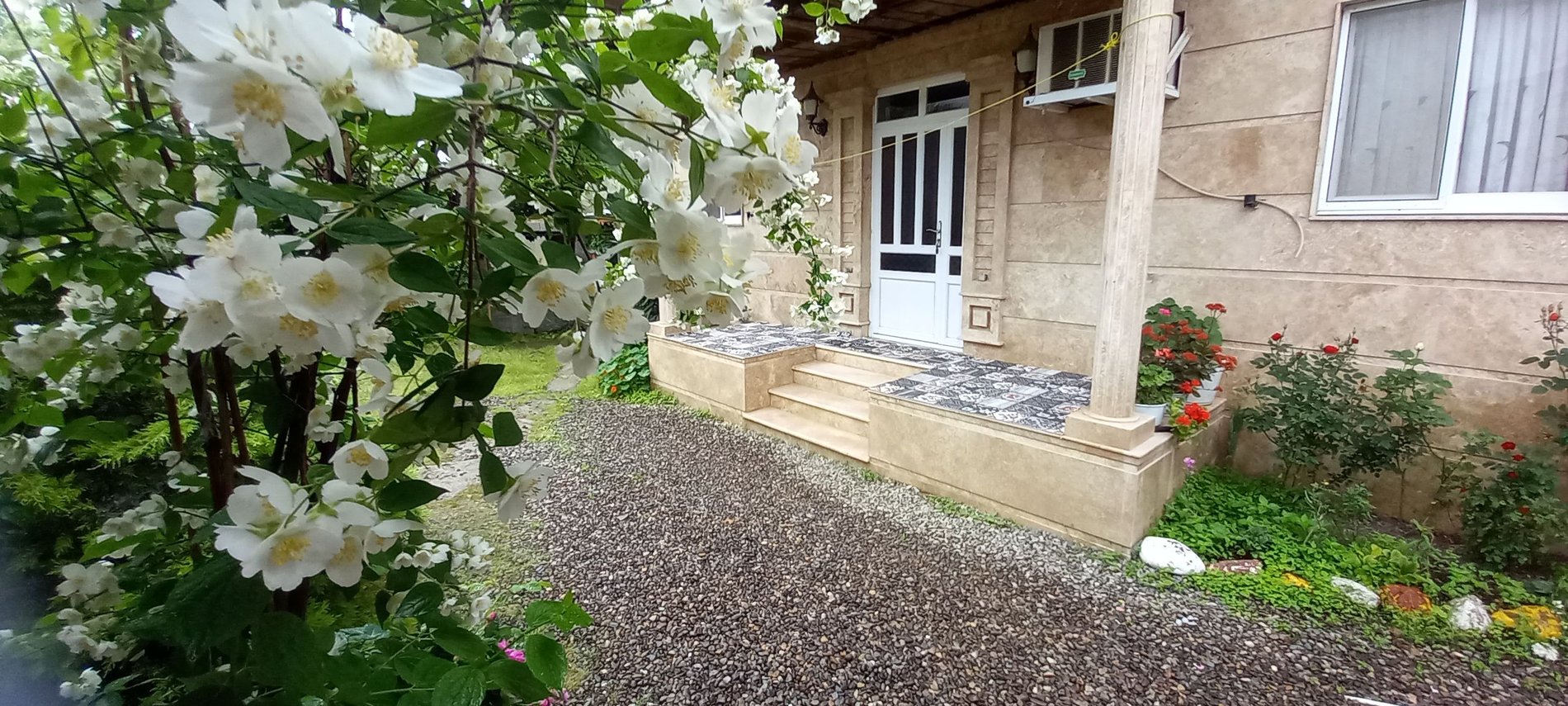 آپارتمان دوخوابه جنگلی زرهون 1 - نمای جلوی ساختمان