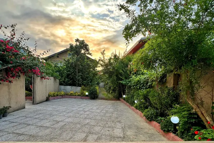 کلبه یک خوابه سوئیسی چیکا - حیاط کلبه