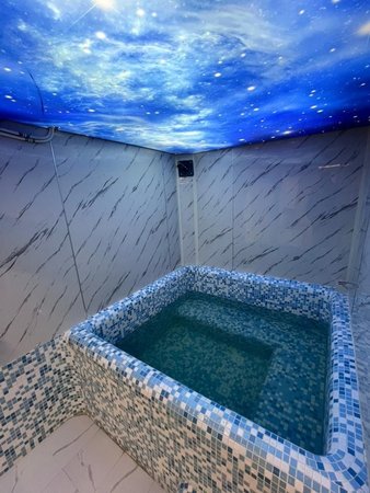 سوئیت فلت جکوزی دار آناهیتا - استخر و جکوزی