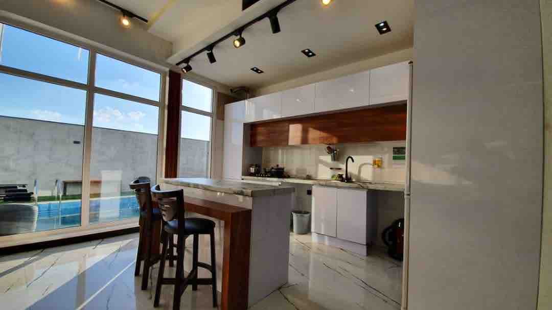 ویلا سه خوابه استخردار محمدی 3 - آشپزخانه با منظره استخر و جکوزی