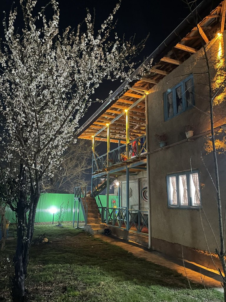 کلبه دوخوابه دوبلکس سنتی باغ پارسا - نمای شب کلبه