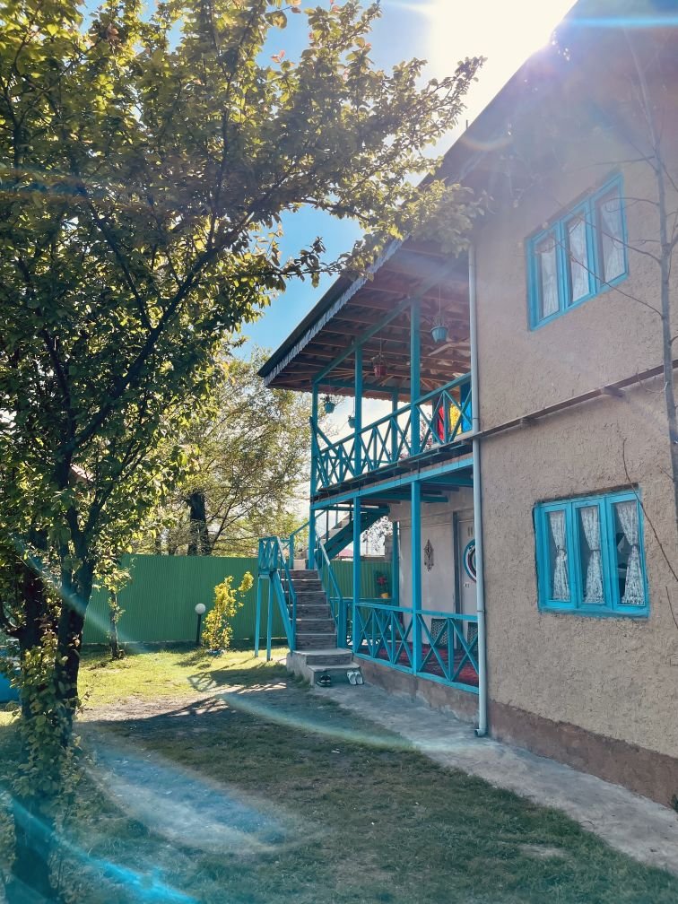 کلبه دوخوابه دوبلکس سنتی باغ پارسا - نمای کلبه