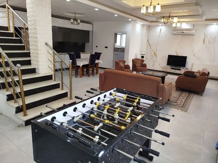 ویلا سه خوابه استخردار آبگرم مزرعه 9 - نمای پذیرایی و فوتبال دستی