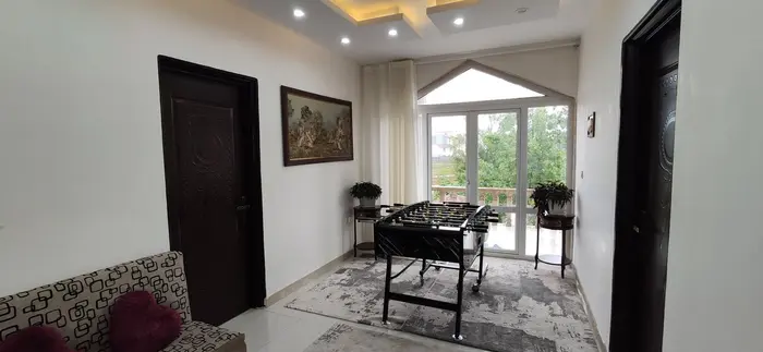 ویلا سه خوابه دوبلکس آرامش - هال طبقه بالا با میز فوتبال دستی و دسترسی به بالکن