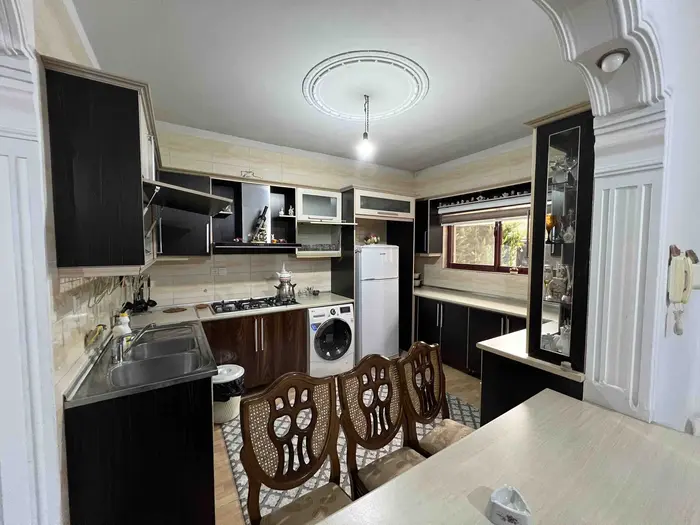 ویلا دوخوابه آزادگان کاج - فضای آسپزخانه و میز نهار خوری