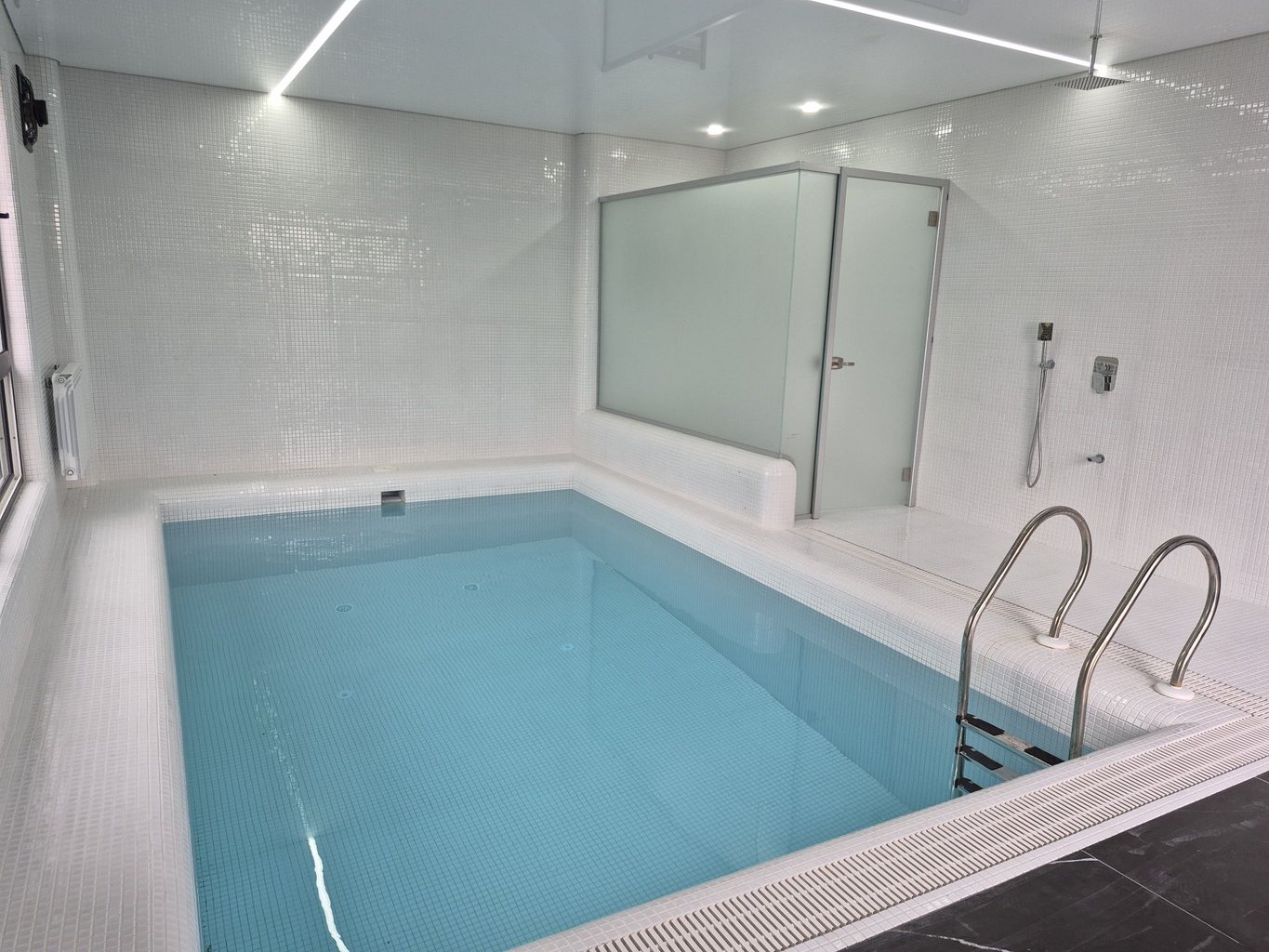 کلبه دوخوابه دوبلکس استخردار آبگرم سایه گردو - استخر