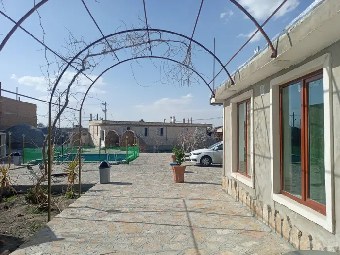 بوم گردی بومگردی روژان مشهد - روژان - واحد کپر لرستان - پنجره رو به حیاط