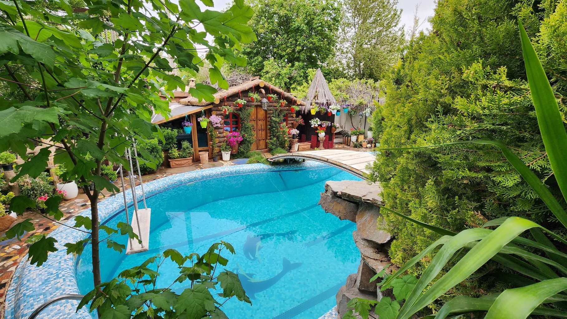 ویلا چهارخوابه استخردار آبگرم جنگلي دلوين - استخر در میان گیاهان سبز 🏡🏡🏡😉