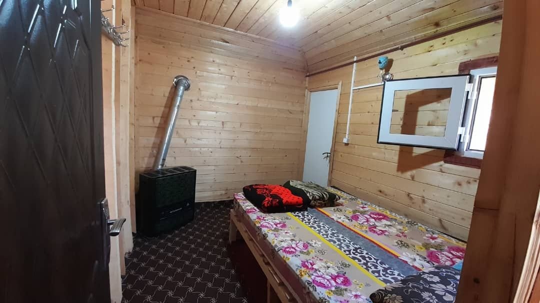 یک خوابه جنگلی چوبی خرسند