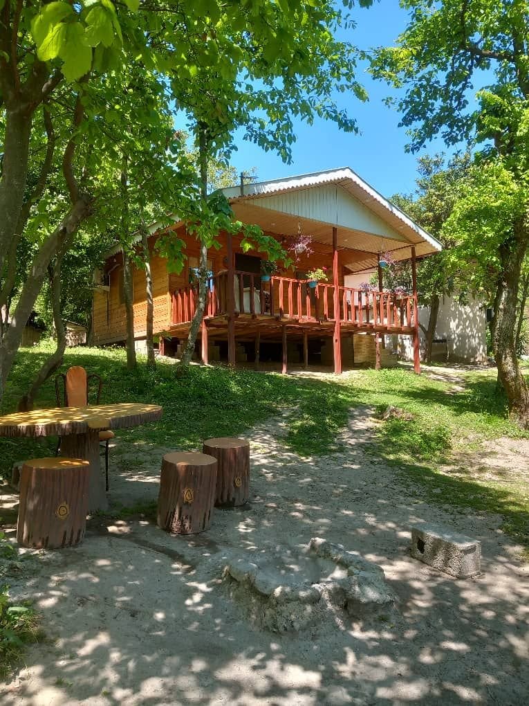 یک خوابه جنگلی چوبی خرسند