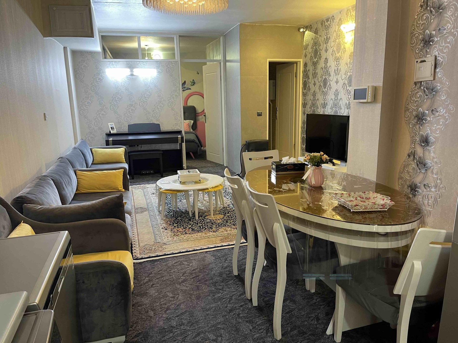 آپارتمان یک خوابه خانه رنگارنگ ميدان شهدا