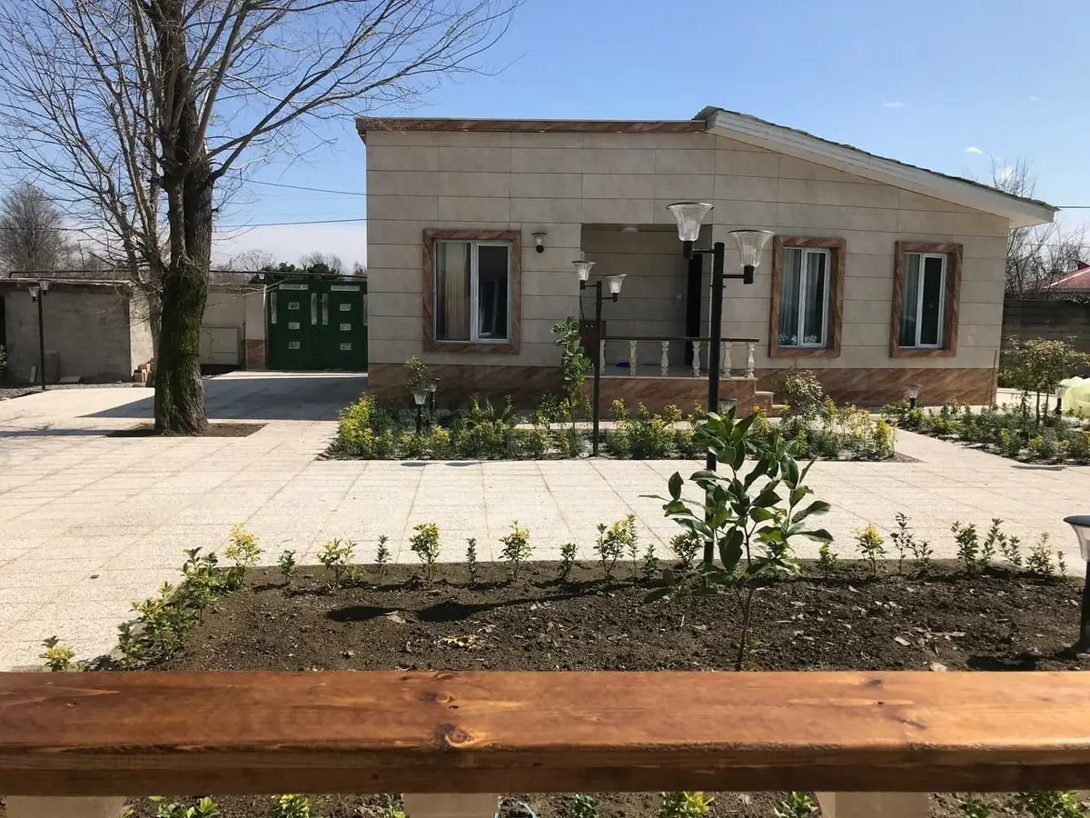 ویلا دوخوابه آریو چومان - ورودی به داخل ویلا از نمایی بیرون و درب سبز رنگ ورودی اصلی به داخل مجموعه 