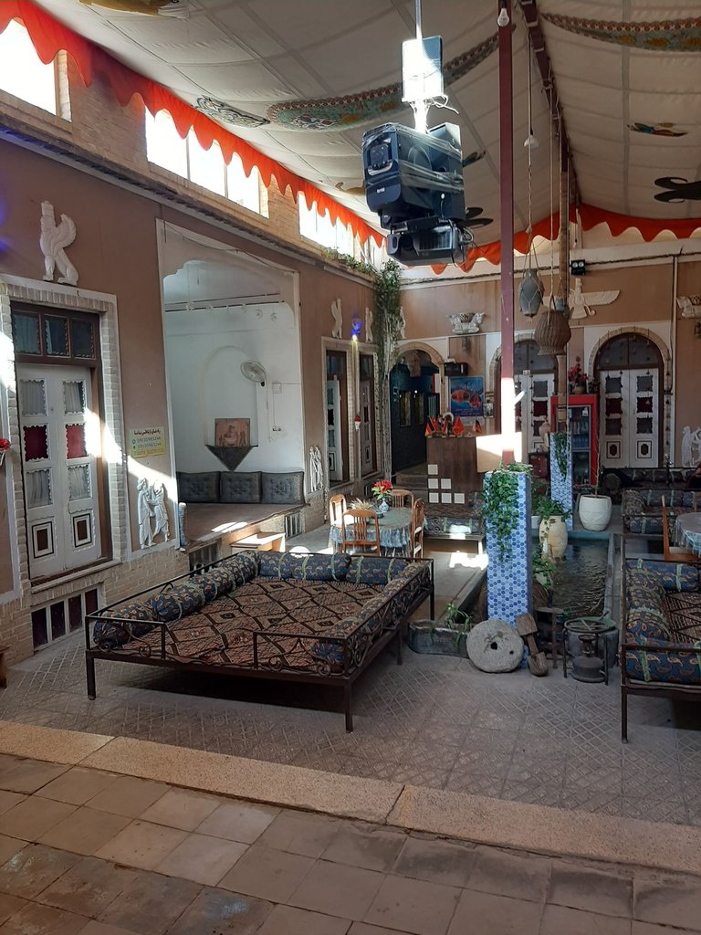 اقامتگاه سنتی باغ میرزا - واحد 102