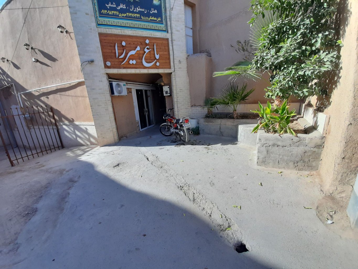 اقامتگاه سنتی باغ میرزا - واحد 102