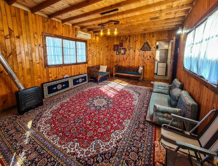 کلبه کلبه چوبی نزدیک رودخانه و دریا