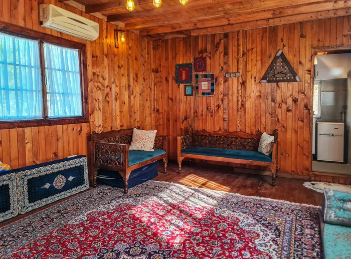 کلبه کلبه چوبی نزدیک رودخانه و دریا