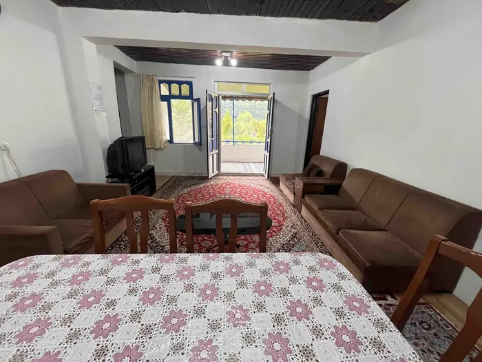 ویلا سه خوابه جنگلی پدر - پذیرایی و مبلمان ۷ نفره و میز نهار خوری 