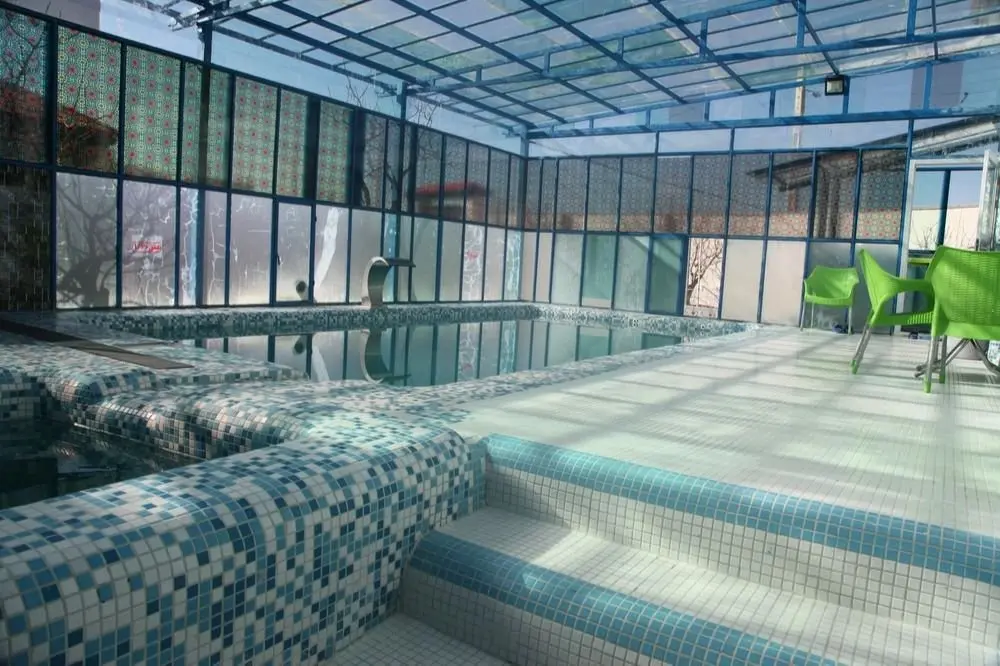 یک خوابه استخردار آبگرم فیض پلاس