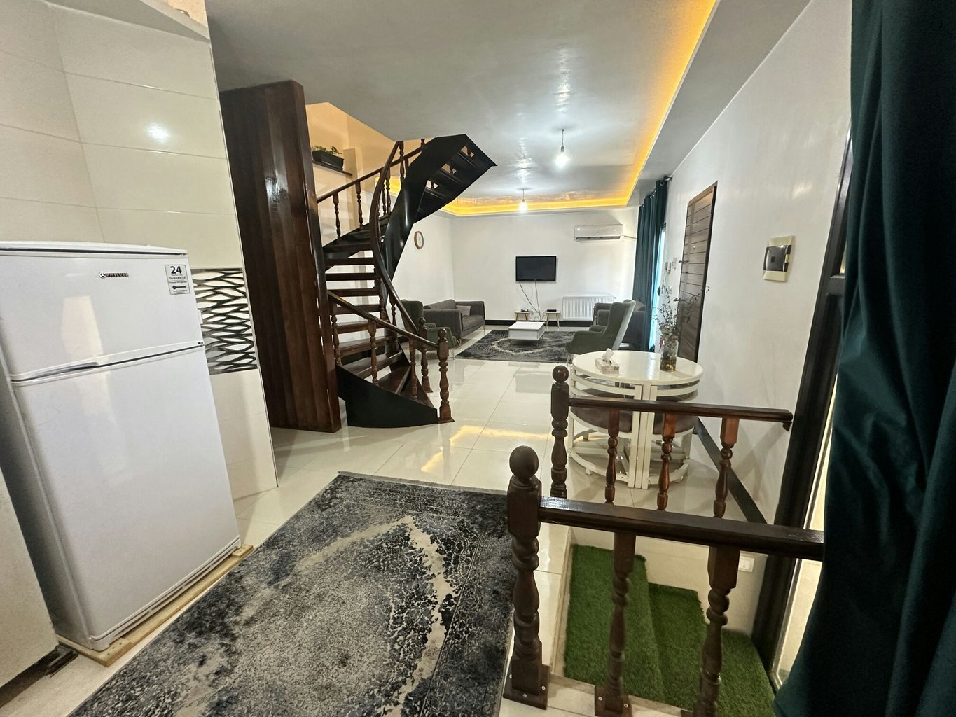 ویلا دوخوابه دوبلکس استخردار آبگرم دریا 28 - حال و آشپزخانه