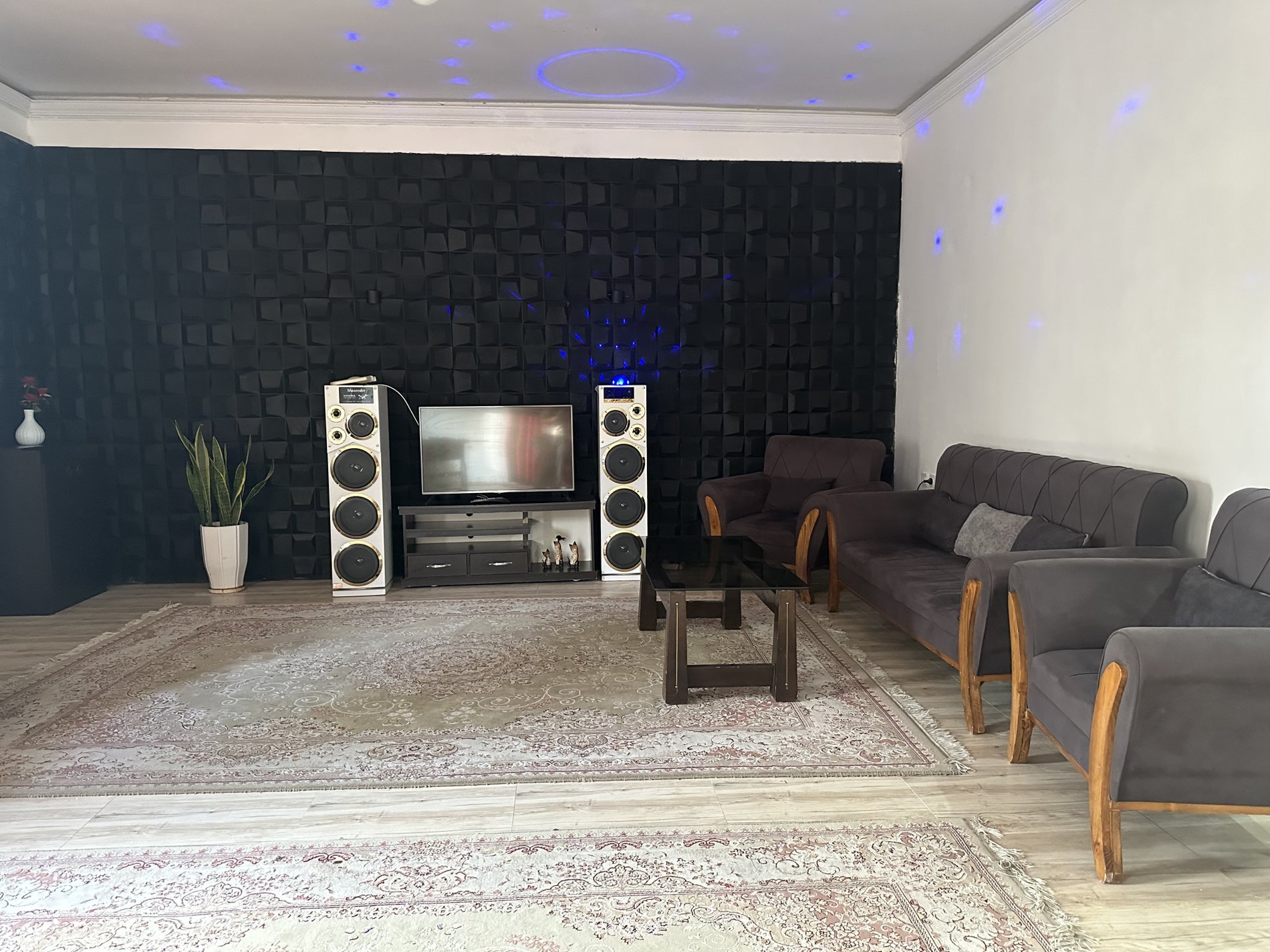 دوخوابه استخردار آبگرم گلهای درختی