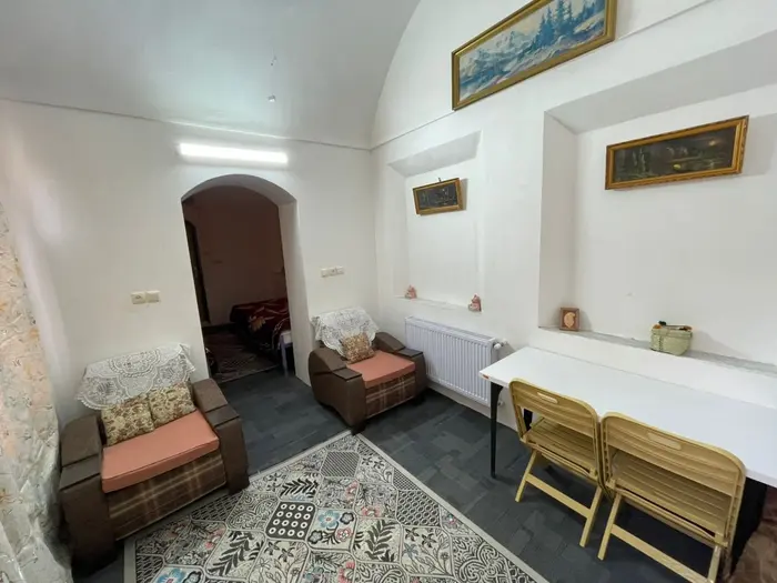 اقامتگاه سنتی دوخوابه خاطره کویر - واحد وینتری - اناق نشیمن وینتری