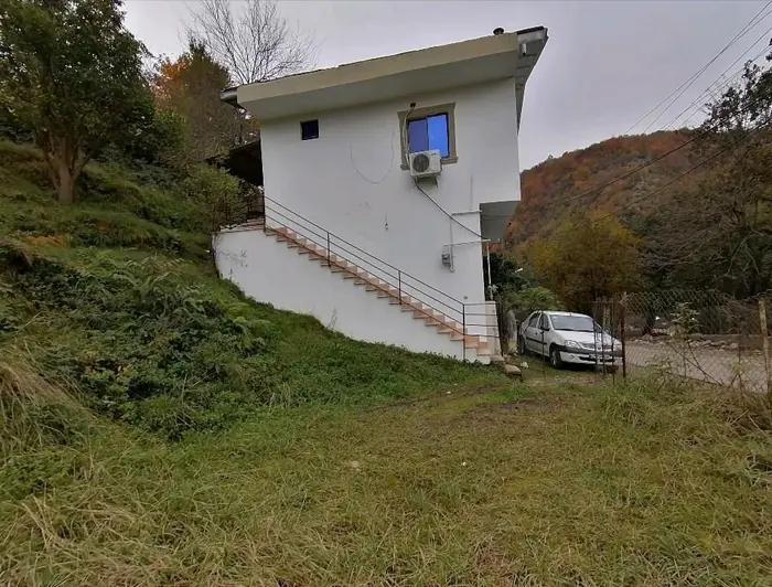 ویلا یک خوابه جنگلی زوات - حیاط و راه پله ورودی