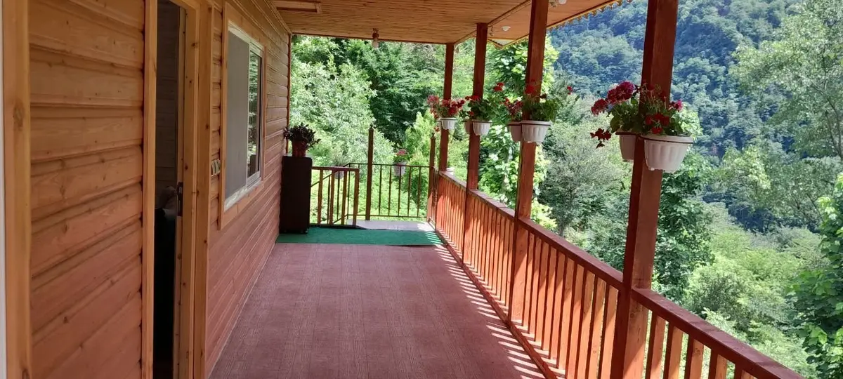 کلبه دوخوابه جنگلی آرامش طبیعت - تراس دلباز