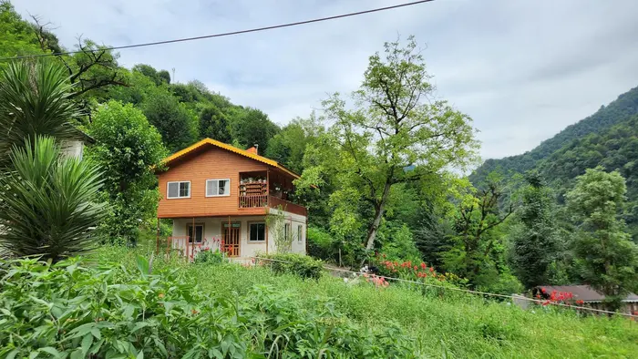 کلبه دوخوابه جنگلی آرامش طبیعت - نمای کلی ویلا در دل جنگل