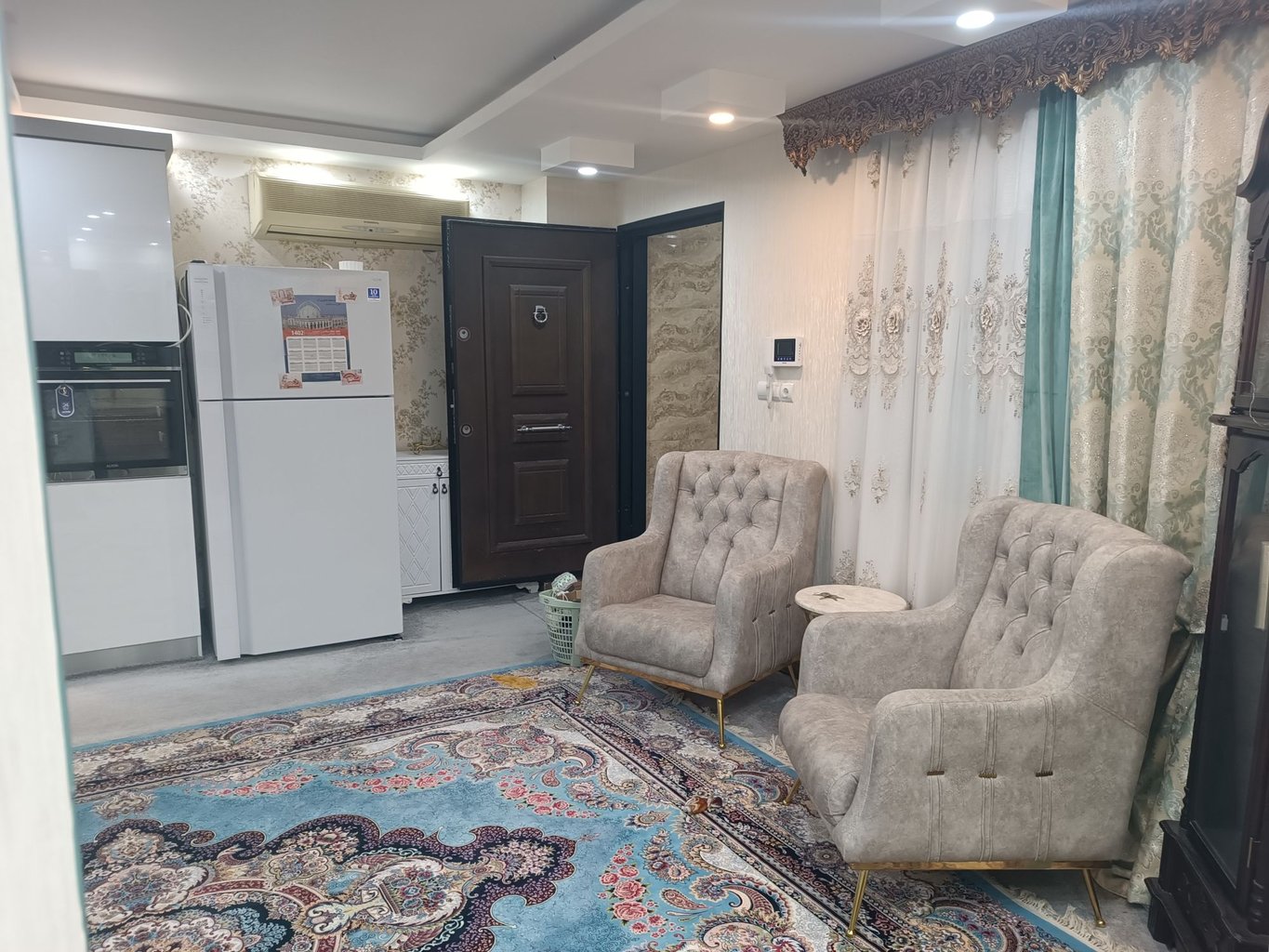 آپارتمان دوخوابه فیروزه‌ای