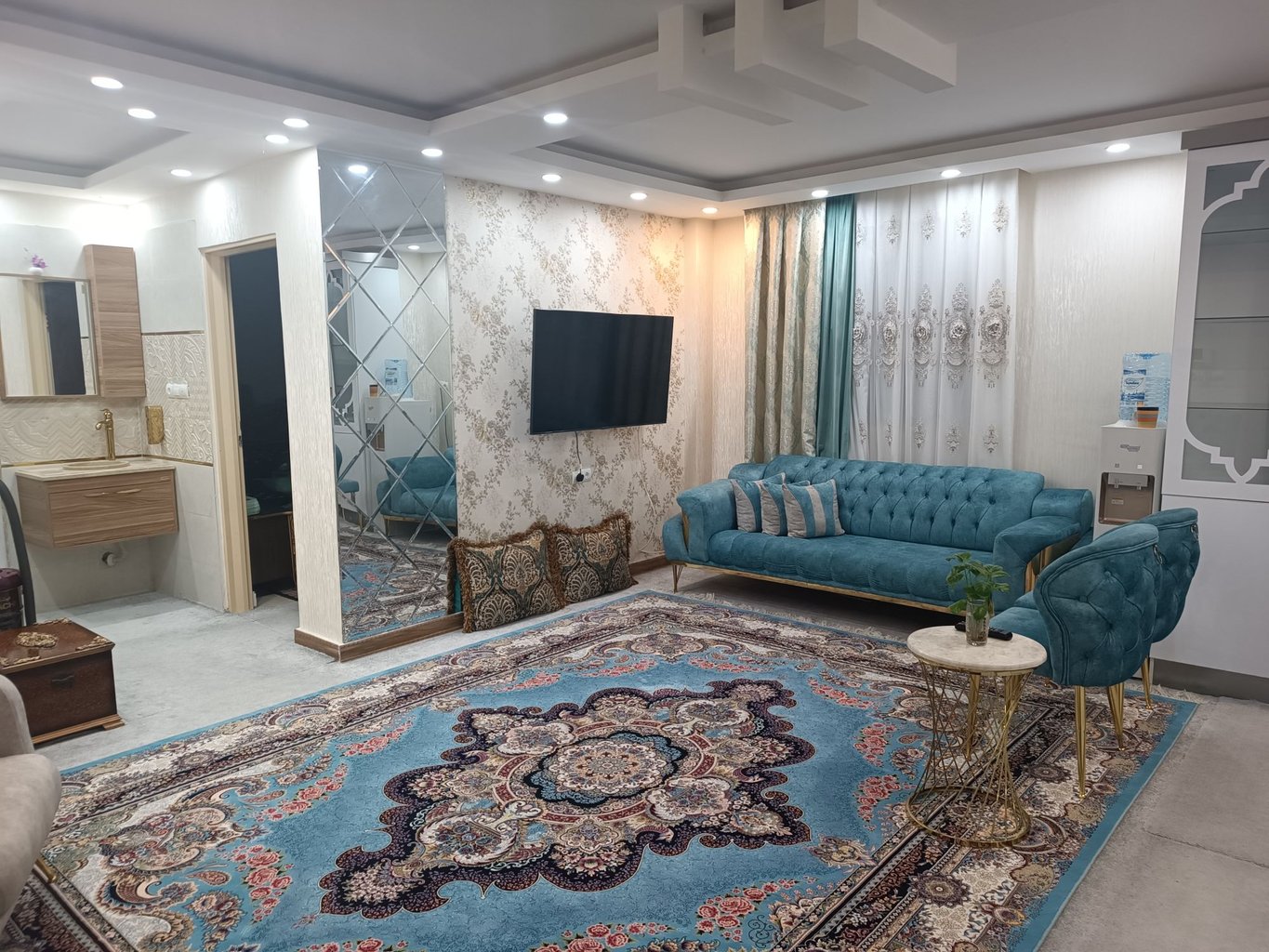 آپارتمان دوخوابه فیروزه‌ای