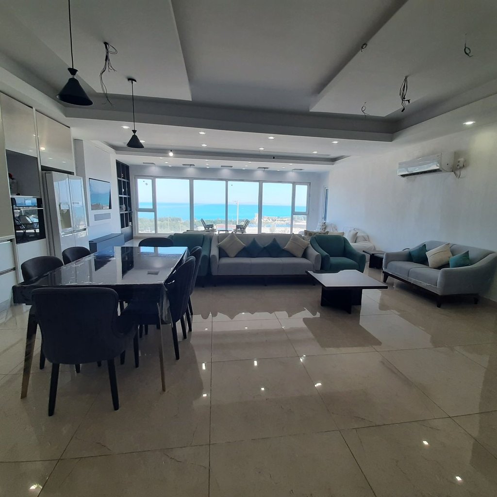 آپارتمان دوخوابه دریا 9 - نمای دیگری از سالن با ویوی دریا 