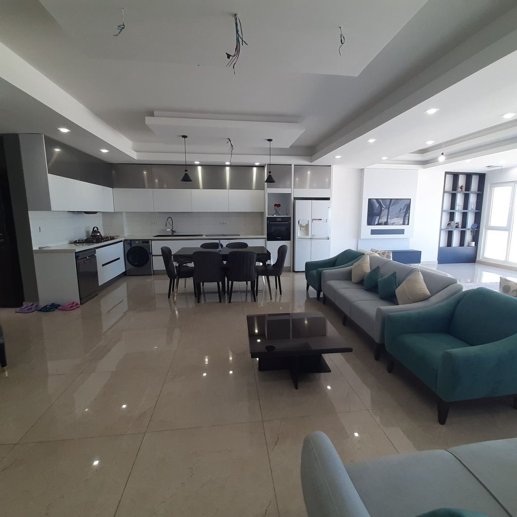 آپارتمان دوخوابه دریا 9 - نمایی دیگر از سالن و آشپزخانه 