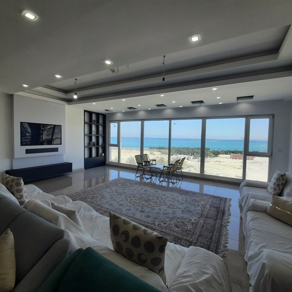 آپارتمان دوخوابه دریا 9 - نمایی از سالن با ویوی دریا 