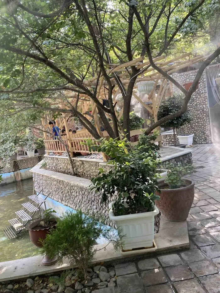 سوئیت یک خوابه خاطره سبز - فضای رستوران کنار اقامتگاه