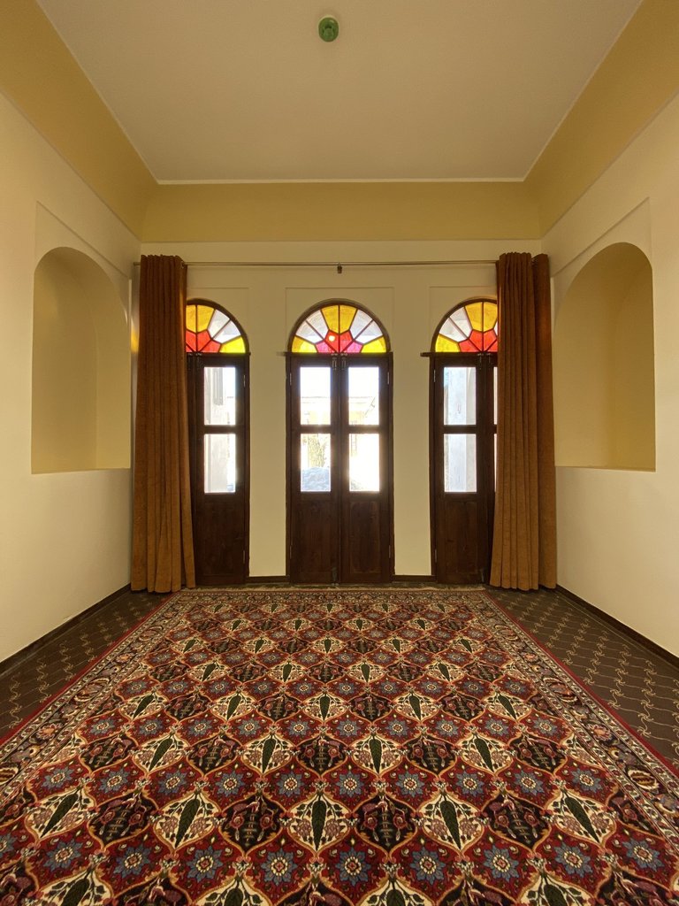 عمارت بهشت - واحد شعرپارسی