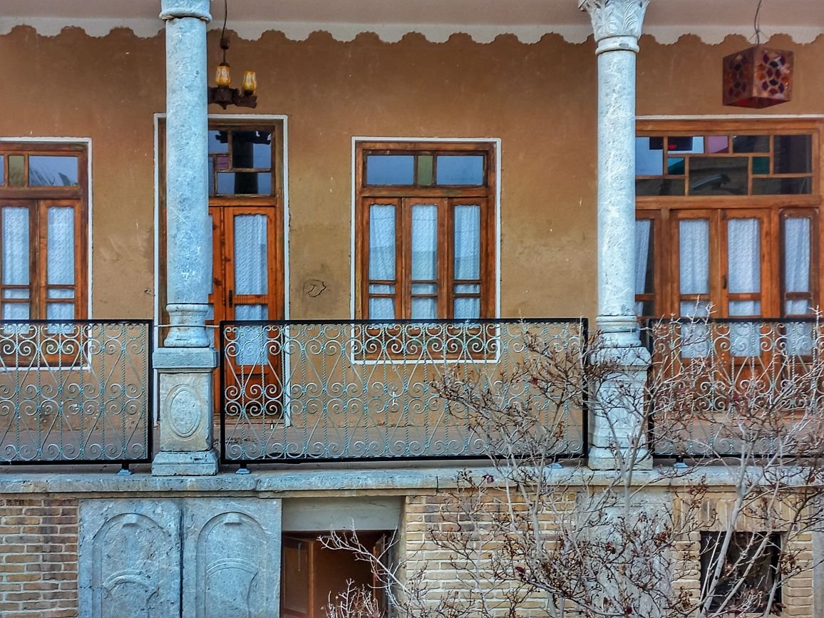 بوم گردی عمارت بهشت - واحد نوعروس - ایوان عمارت